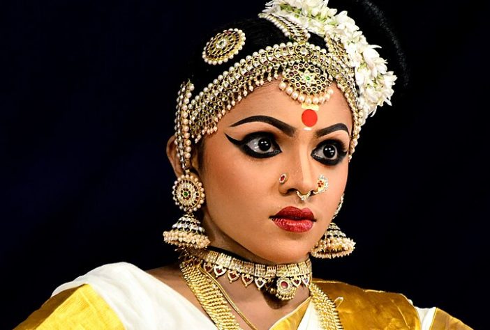 Kohl, tradicional pigmento escuro utilizado ao redor dos olhos, delineador – Wikimedia Commons/Shagil Kannur