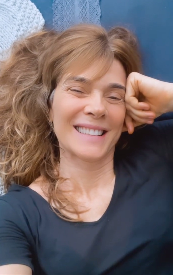 <p>Nascida em 20 de janeiro de 1958, Mônica Torres construiu carreira na televisão, no cinema e no teatro desde o fim da década de 1970. Estreou no cinema em 1979, com o filme “Lerfá Mú”. Em seguida, passou a integrar o elenco da TV Globo, onde participou de diversas produções, entre novelas, séries e programas de humor.</p>
