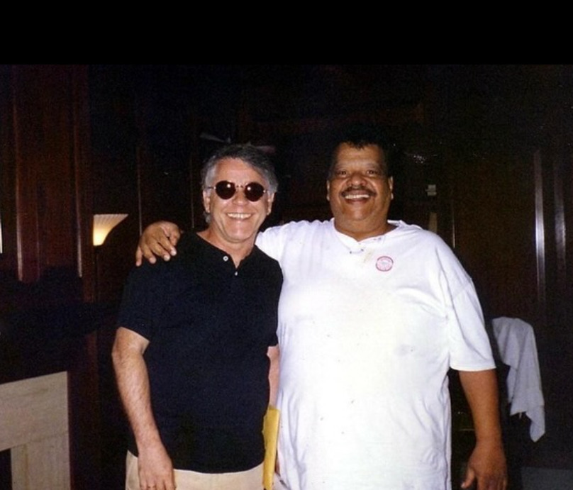 <p>Na versão atual, a direção é de Pedro Brício, com texto novamente assinado por Nelson Motta, adaptado a partir da montagem original. O destaque central é a atuação de Thór Junior, que sustenta o espetáculo com presença de palco e fidelidade artística. “Tim Maia – Vale Tudo, o Musical” estreou em São Paulo e esteve em cartaz entre outubro e dezembro de 2025 antes de chegar ao Rio.</p>
