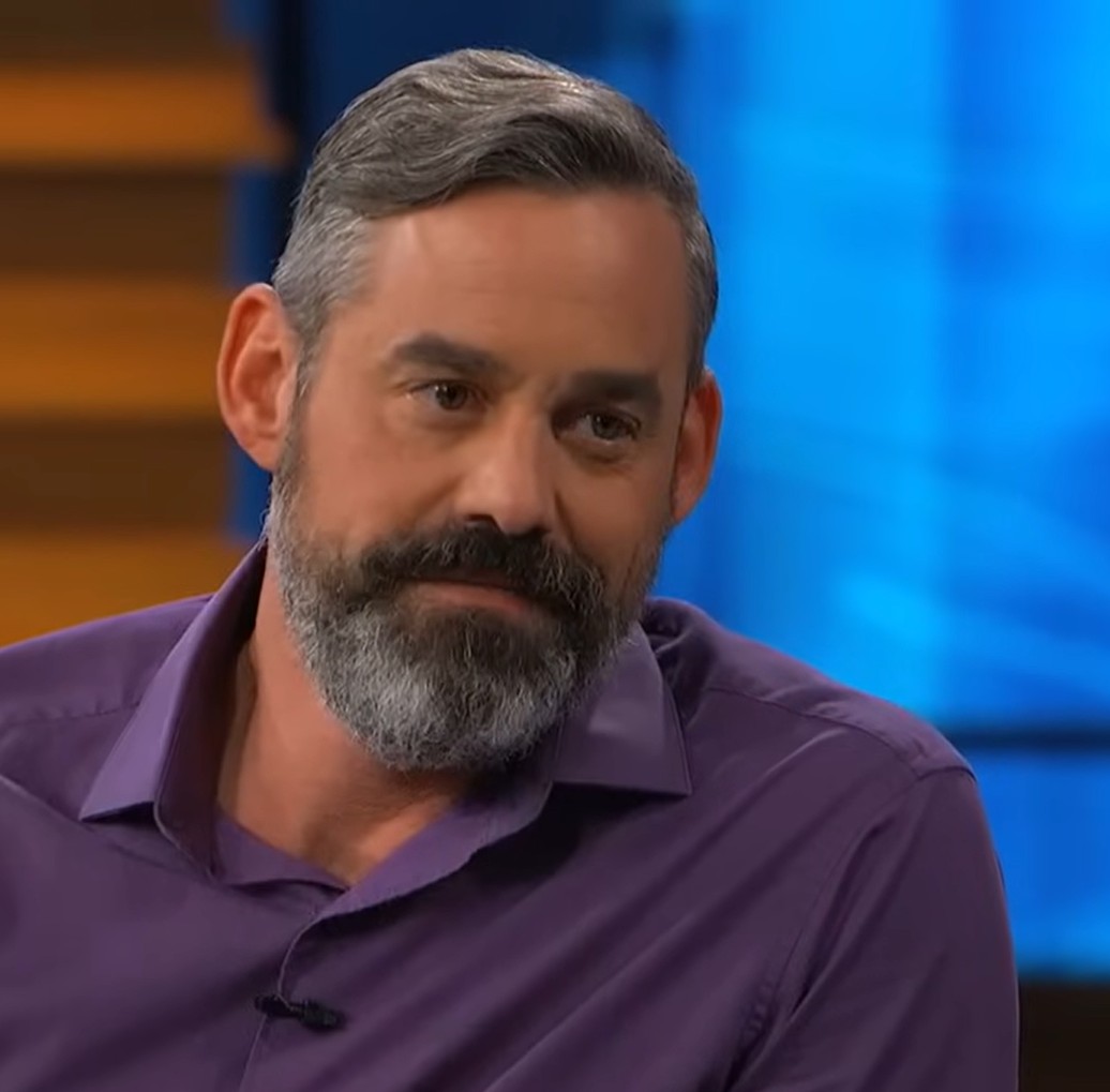 O ator também esteve envolvido em algumas polêmicas, já que lutou durante muitos anos contra a depressão e o alcoolismo, o que resultou em diversos problemas com a lei, incluindo prisões e várias condenações por destruição de propriedade, vandalismo, roubo e violência doméstica.
