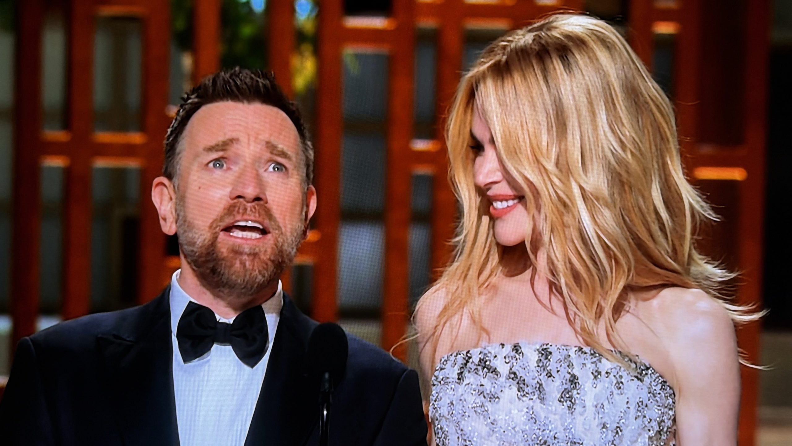 <p>“Mas tenho que dizer, Nicole, mesmo depois de 25 anos, toda vez que ouço a palavra ‘amor’ ainda imagino que alguém vai baixar um lustre e dar a deixa para a orquestra”, brincou McGregor, e Kidman respondeu rindo: “Ah, não me provoque”.</p>
