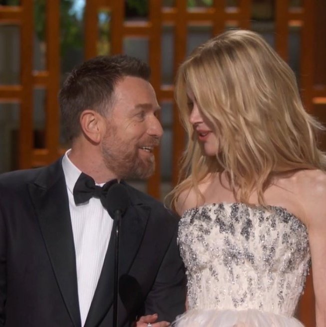 <p>Apesar de 25 anos terem se passado desde que os dois contracenaram no extravagante filme dirigido por Baz Luhrmann, Ewan McGregor e Nicole Kidman mostraram que ainda têm muita química. Quando a atriz comentou que realmente adorou todos os filmes indicados ao maior prêmio da noite, McGregor perguntou se ela diria que os “amou”.</p>
