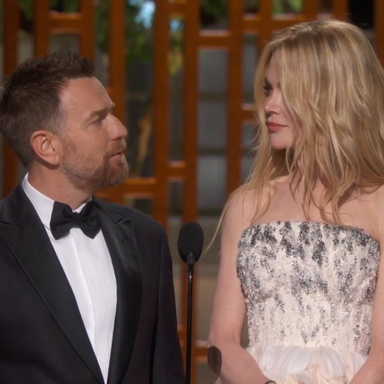 <p>A pergunta deu início a um diálogo semelhante a uma cena do filme, que antecede a música “Elephant Love Medley”, parte da trilha sonora, e faz referência a canções conhecidas com a palavra “love”, que significa amor em português, como “Love Is Like Oxygen”, da banda Sweet, “Love Is A Many Splendored Thing”, de Andy Williams, e “Love Lifts Us Up Where We Belong”, de Jennifer Warnes e Joe Cocker.</p>
