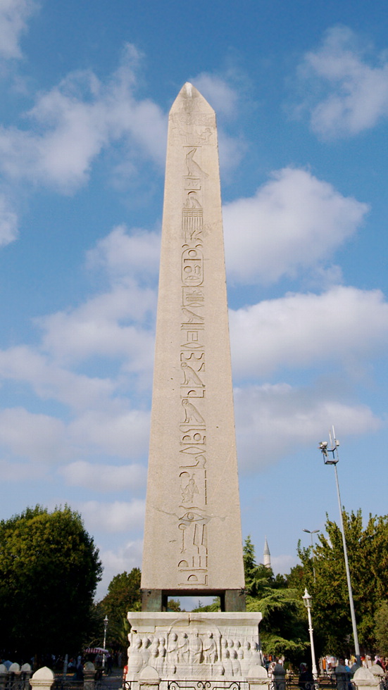 O Obelisco de Teodósio, construído no século 15 a.C. por Tutemés Terceiro,  foi levado para Constantinopla no século IV pelo imperador Teodósio I. Hoje, está na Praça Sultanahmet, antigo Hipódromo de Istambul, na Turquia. Feito de granito rosa de Assuão, possui inscrições hieroglíficas e uma base em mármore com gravuras históricas, sendo um dos grandes atrativos turísticos da cidade. 