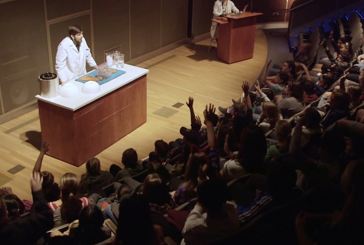 <p>Outro aspecto importante é o papel educacional do observatório. Ele oferece programas para escolas, palestras públicas e eventos especiais relacionados a fenômenos astronômicos, como eclipses e chuvas de meteoros.</p>
