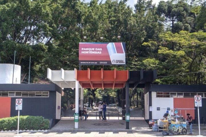 O município abriga centros comerciais, pequenas indústrias, serviços variados e um comércio bastante ativo, especialmente ao longo das principais avenidas. Entre seus pontos conhecidos está o Parque das Hortênsias, espaço de lazer bastante frequentado pela população local.