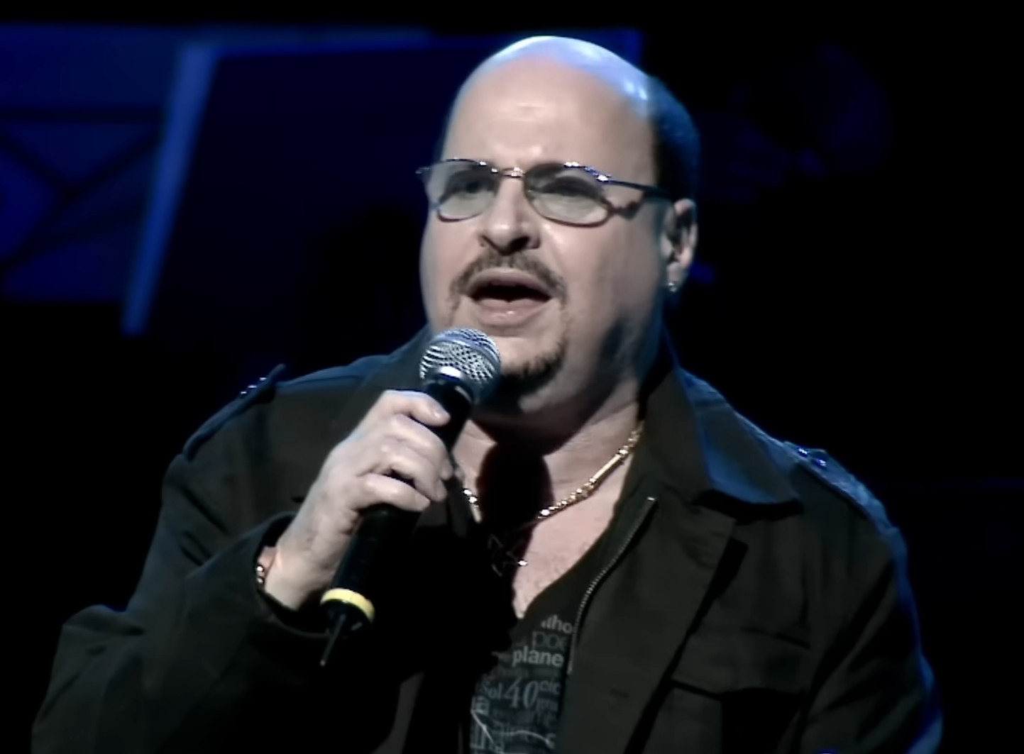 Paulo César Santos, conhecido como Paulinho, nascido em 1952, foi vocalista do grupo Roupa Nova, que tem diversos músicas de sucesso como 