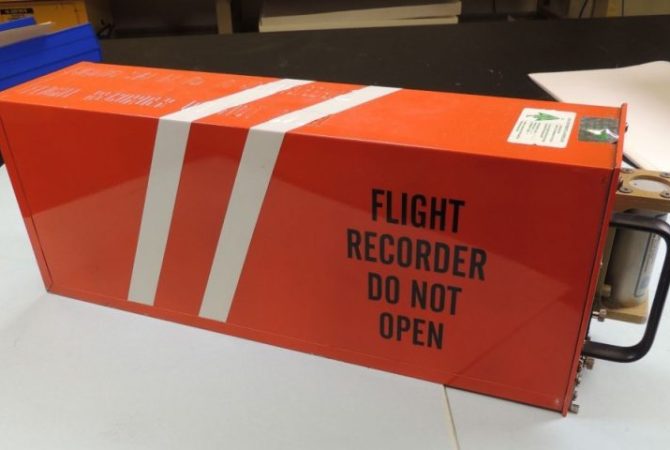 Por que a caixa-preta é laranja? Veja curiosidades sobre esse dispositivo de segurança que revolucionou a aviação