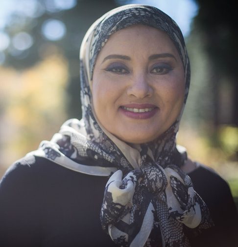 <p>Em suas viagens, Hankir documentou como o delineador assume papéis distintos pelo mundo a depender da cultura.</p>
