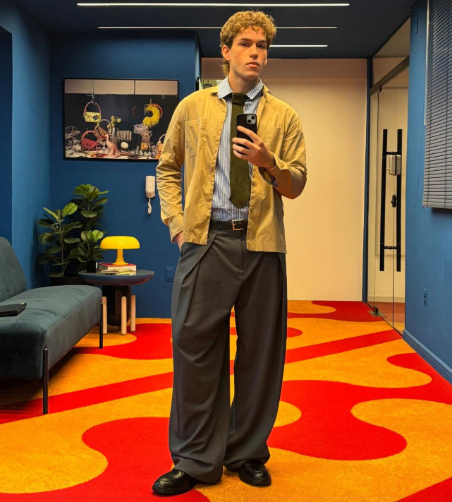 <p>A história do filme acompanha Douglas, um jovem negro morador da Baixada Fluminense, na região metropolitana do Rio de Janeiro, que tenta salvar o centro cultural de sua família. Seu caminho se cruza com o de Frederico, herdeiro da empresa responsável pelo possível fechamento do local. Após um incidente misterioso que provoca a troca de corpos entre os dois, eles passam a viver a realidade um do outro.</p>
