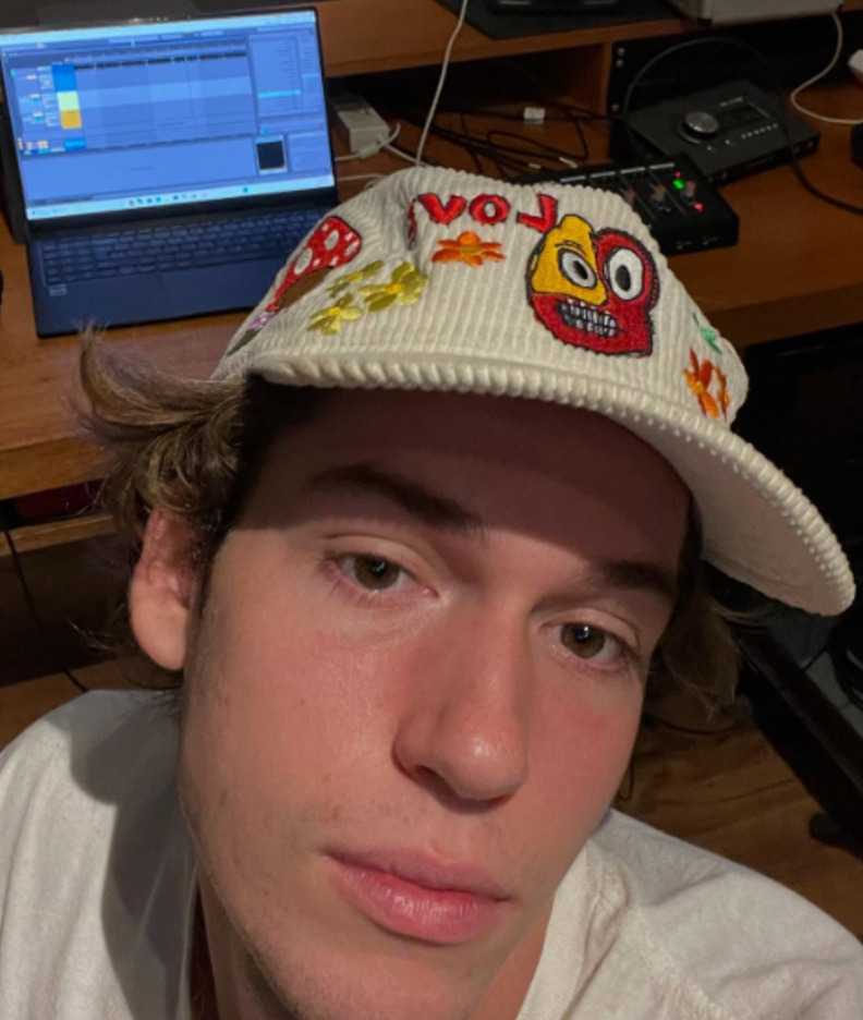 <p>Sobre a experiência, ele afirmou à coluna Play, do jornal O Globo: “Já fiz peças de teatro na faculdade e cursos, mas este é o primeiro trabalho profissional. O desafio é sempre o mesmo: criar um personagem e fazê-lo existir de verdade. Por mais sem noção que ele seja, procuro fazer tudo com verdade.”</p>
