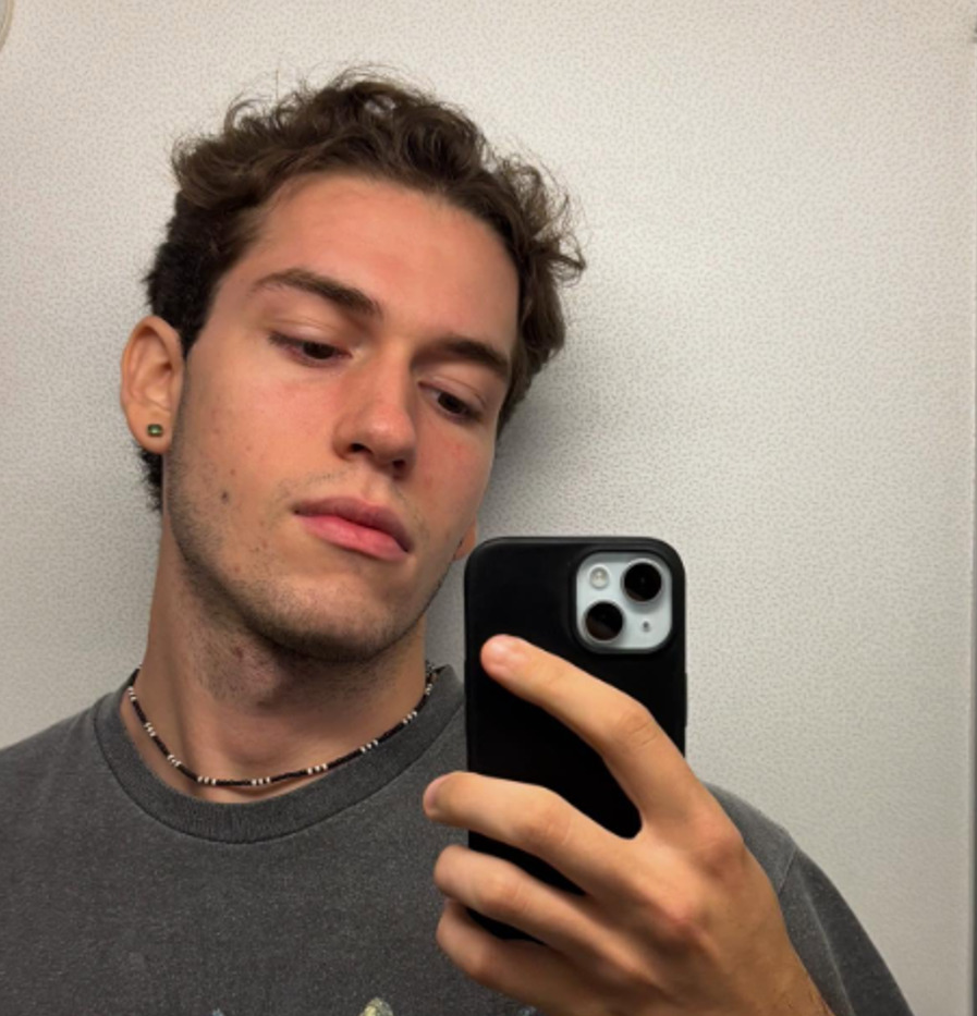 <p>Em entrevistas, Pietro também revelou que os pais, inicialmente, o incentivaram a seguir outra profissão, por conhecerem as dificuldades de seguir a carreira artística. Ainda assim, quando ele decidiu investir na atuação, recebeu total apoio da família.</p>
