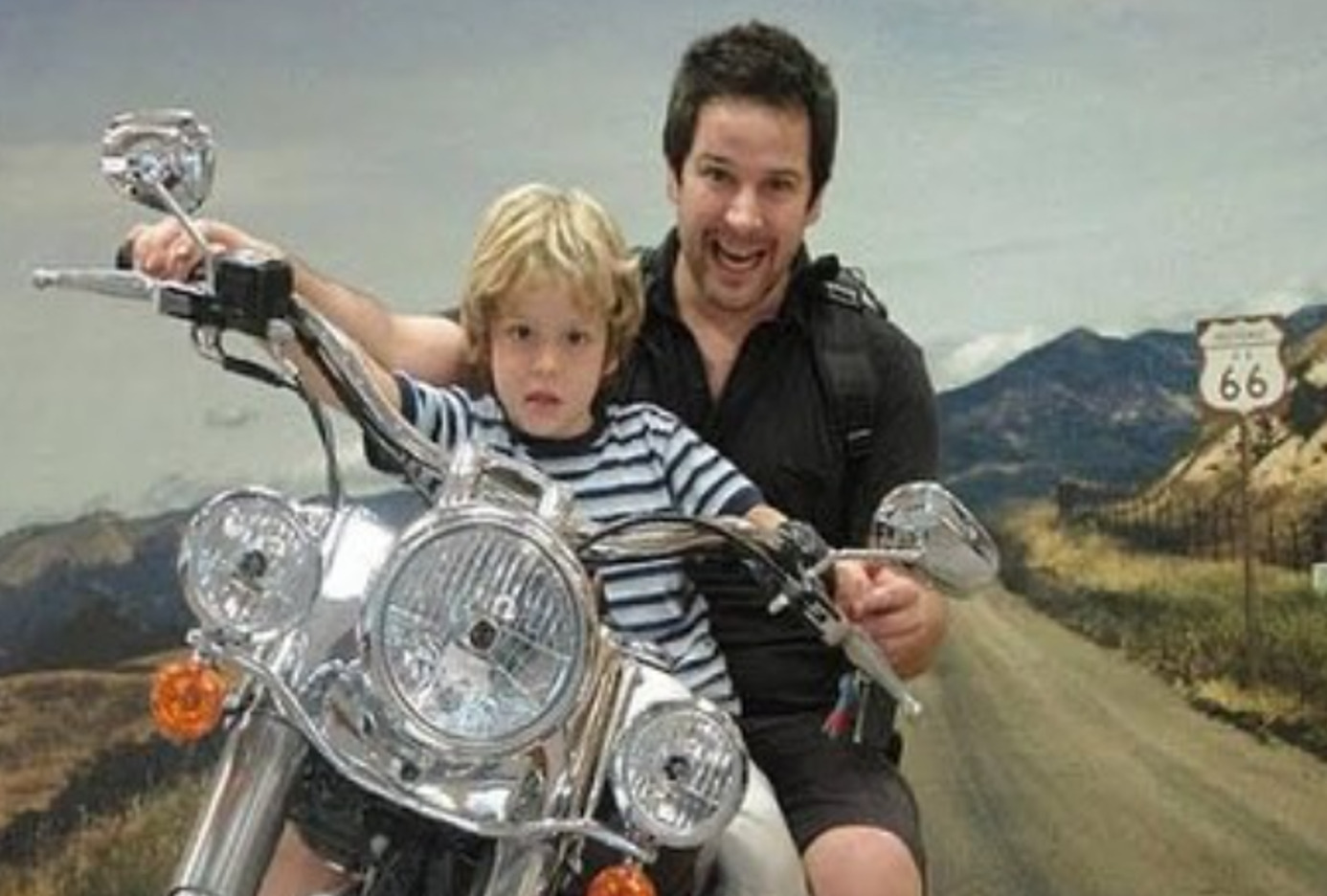 <p>O ator também revelou que os pais, apesar da separação, mantêm uma boa convivência e costumam se reunir em datas especiais. Segundo ele, a relação entre os três é marcada por amizade e proximidade, e vai além do vínculo tradicional entre pais e filho.</p>
