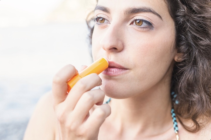 <p>Ela derrete à temperatura do corpo, o que facilita a espalhabilidade e permite que os nutrientes penetrem nas camadas superficiais, oferecendo uma sensação de alívio imediato.</p>
