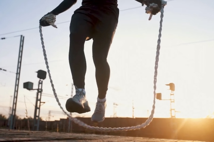 Com sessões contínuas e bem executadas, o corpo passa a utilizar melhor suas reservas de energia, contribuindo para a redução de gordura corporal. Além disso, a repetição frequente dos saltos melhora a capacidade respiratória ao longo das semanas.