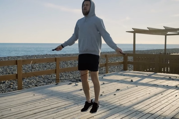 Outro aspecto importante é que pular corda também contribui para o equilíbrio, a coordenação motora e a agilidade, já que exige sincronização entre os movimentos das mãos e dos pés.