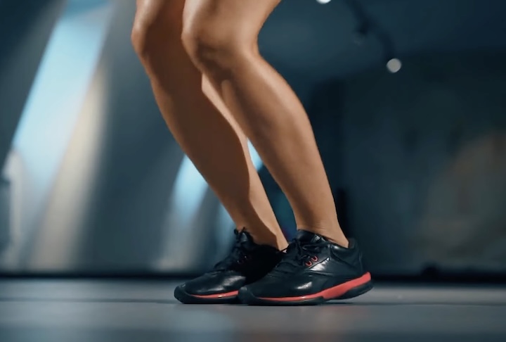 No entanto, por ser uma atividade de impacto, é essencial utilizar calçados adequados e realizar os saltos com técnica correta, mantendo os joelhos levemente flexionados e aterrissando com suavidade na ponta dos pés.