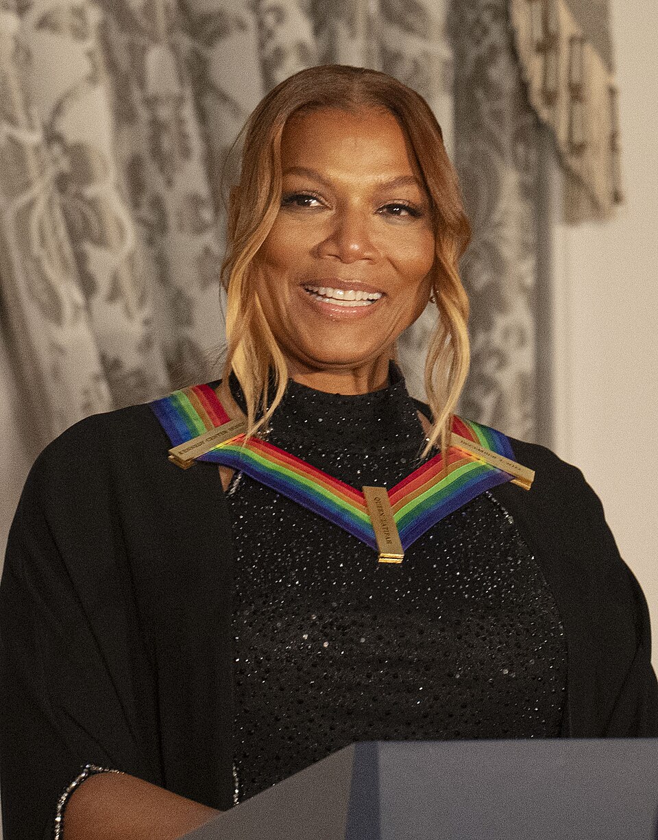 <p>Queen Latifah, cujo nome de batismo é Dana Elaine Owens, nasceu em 18 de março de 1970, em Newark, Nova Jersey, Estados Unidos. É musicista e atriz, cujo sucesso no final da década de 1980 lançou uma onda de rappers femininas e ajudou a redefinir um gênero tradicionalmente masculino. Depois, se tornou também uma atriz de destaque, indicada ao Oscar.</p>
