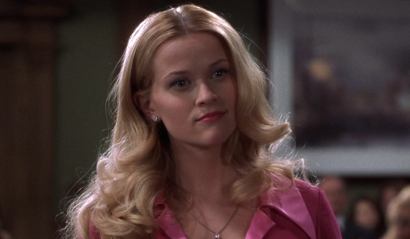 Em 2001, protagonizou o sucesso de bilheteria “Legalmente Loira”. Como Elle Woods, uma estudante loira e presidente de uma fraternidade que decide seguir o ex-namorado e ingressar na Faculdade de Direito de Harvard, a fama de Reese decolou. O sucesso foi tanto que o filme ganhou uma sequência em 2003, na qual ela também foi produtora. Para reprisar o papel, ela recebeu 15 milhões de dólares, 15 vezes mais do que havia ganhado no primeiro longa.
