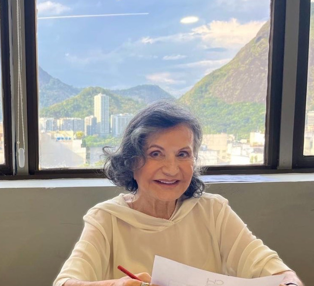 <p>Depois, foi convidada para atuar em São Paulo, mas os pais não autorizaram a mudança. Ainda assim, acompanhada da mãe, seguiu para Portugal, onde deu continuidade à carreira artística. De volta ao Brasil, passou a conciliar televisão e teatro.</p>
