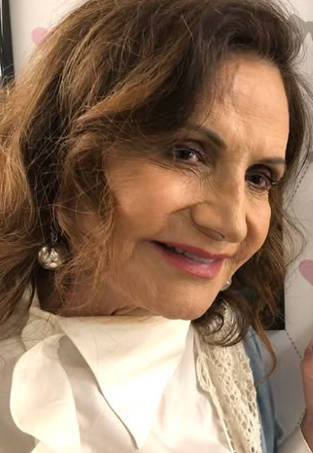 <p>Rosamaria afirmou em entrevista que se identificava com a história de Iris e que se inspirava em sua postura ativa e na energia que manteve até o fim da vida. Rosamaria também revelou que interpretar a designer tem sido uma experiência intensa.</p>
