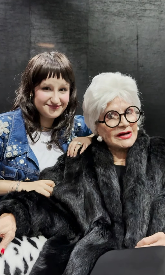 <p>Na trama, Iris recebe em casa Emily, uma jovem jornalista que precisa de uma entrevista para conquistar um estágio na revista “Vogue”. A história se desenvolve a partir desse encontro, mesclando relatos curiosos da vida da designer, como a vez em que estrelou uma capa “na Índia” sem sair de Nova York, com conselhos e reflexões sobre carreira e autenticidade.</p>
