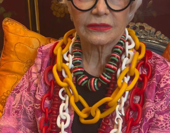 Rosamaria Murtinho é Iris Apfel na peça “Uma Vida em Cores”