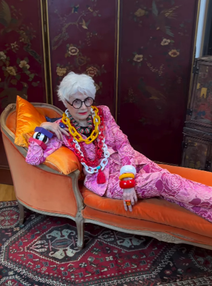 <p>A peça foi escrita e é dirigida por Cacau Hygino, que já havia criado o monólogo “Através da Iris”, protagonizado por Nathalia Timberg entre 2018 e 2020. Diferentemente da montagem anterior, que tinha formato de documentário cênico e maior carga dramática, “Uma vida em cores” aposta na comédia dramática para evidenciar o humor e a personalidade de Iris.</p>
