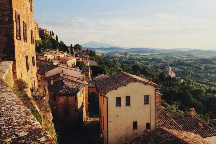 1º) Montepulciano, Itália: A líder do ranking fica localizada no topo de uma colina na Toscana. É uma cidade medieval famosa por suas ruas de pedra, palácios renascentistas e vinhos renomados, como o Vino Nobile.