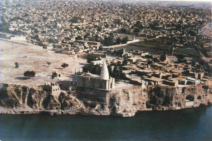 <p>Dezful surgiu na Antiguidade e manteve população contínua graças ao rio Dez. Sua ponte de pedra, construída na era sassânida, ainda é usada, simbolizando continuidade. A cidade combina herança histórica com vida moderna vibrante.</p>
