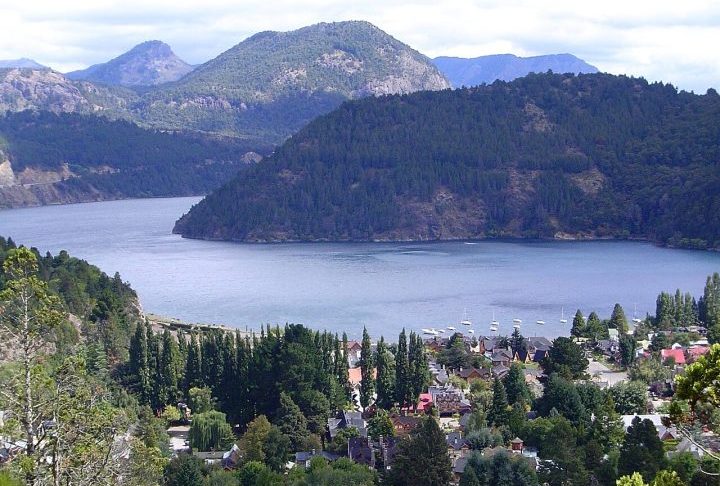 3º) San Martín de los Andes, Argentina: Situada na Patagônia argentina, às margens do lago Lácar, a cidade é um refúgio para amantes da natureza, servindo como porta de entrada para o Parque Nacional Lanín.