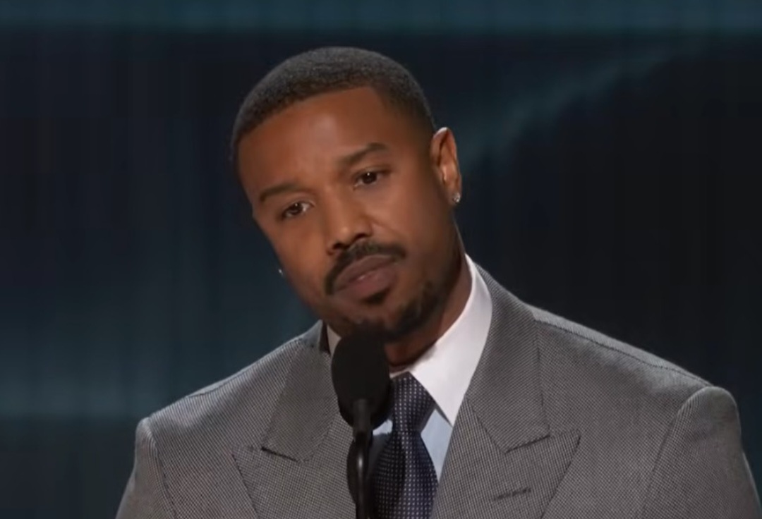 <p>Michael B. Jordan celebrou a vitória pelo trabalho em Pecadores, reforçando uma trajetória marcada por indicações e reconhecimentos em grandes premiações do cinema. O ator também concorre ao Oscar pelo mesmo filme, consolidando-se como um dos destaques da atual temporada em Hollywood.</p>
