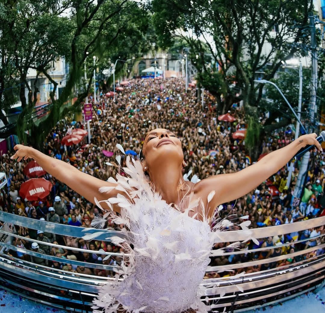 <p>No Carnaval 2026, Ivete Sangalo voltar a comandar o trio elétrico com energia e repertório explosivo, empolgando multidões na folia. Ela celebrou com o público entre sucessos e momentos de conexão, reafirmando seu papel icônico na festa.</p>
