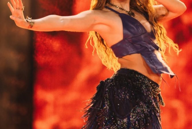 Shakira faz megashow gratuito para 400 mil pessoas no México