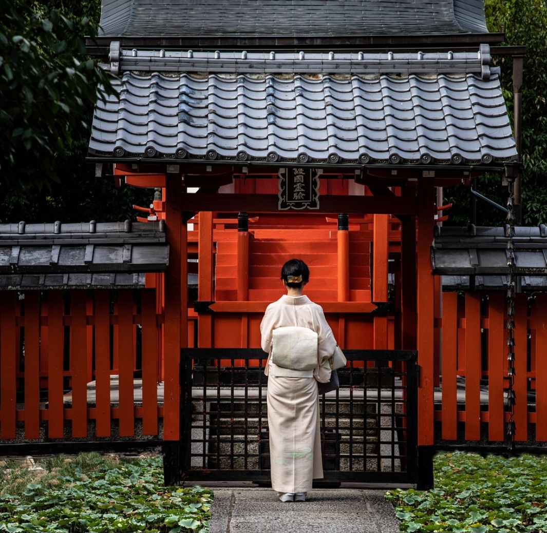 <p>Durante a cerimônia, a apresentação sobre “Como vestir o quimono” mostrou que a peça exige técnica e respeito. O kitsuke, arte de vestir, conecta passado e presente, revelando que cada detalhe carrega significado.</p>
<p>&nbsp;</p>
