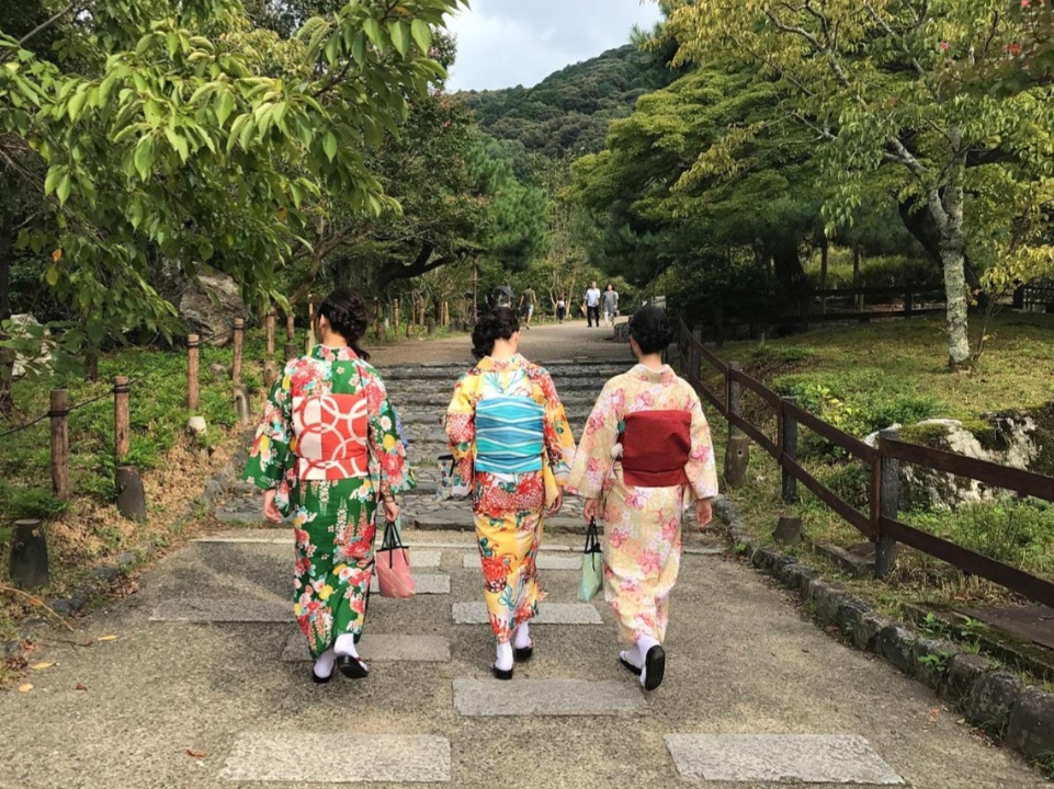 <p>No contexto brasileiro, o quimono tornou-se símbolo da presença japonesa. Ele aparece em festas, exposições e celebrações, reafirmando a contribuição cultural dos imigrantes para a diversidade nacional.</p>
