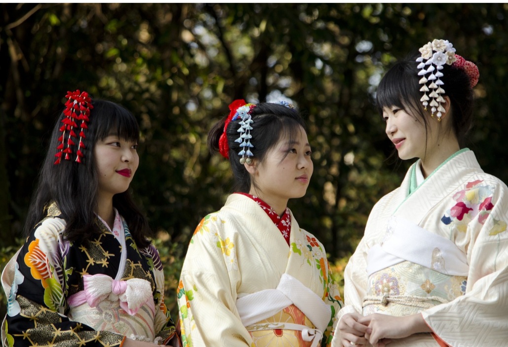 <p>Surgido no Japão há séculos, o quimono consolidou-se como traje tradicional, marcado por cortes retos e tecidos ricos. Sua evolução acompanha mudanças sociais e políticas, refletindo tanto a estética quanto os valores da época.</p>
