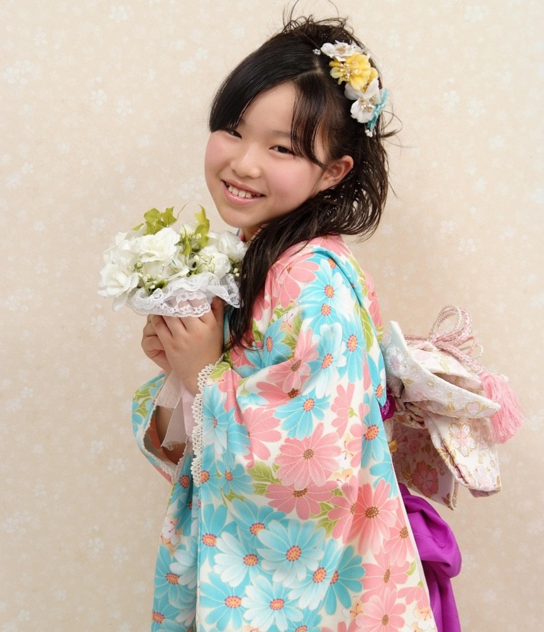 <p>Com 240 páginas, a obra é organizada em capítulos temáticos. O livro conduz o leitor por rituais, memórias e celebrações, mostrando que cada peça é uma narrativa visual.</p>
