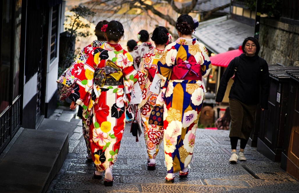 <p>Cada quimono é uma tela em movimento, onde estampas e bordados narram histórias. As cores e padrões não são meros adornos, mas símbolos que comunicam status, ocasião e até desejos espirituais.</p>
<h3></h3>
