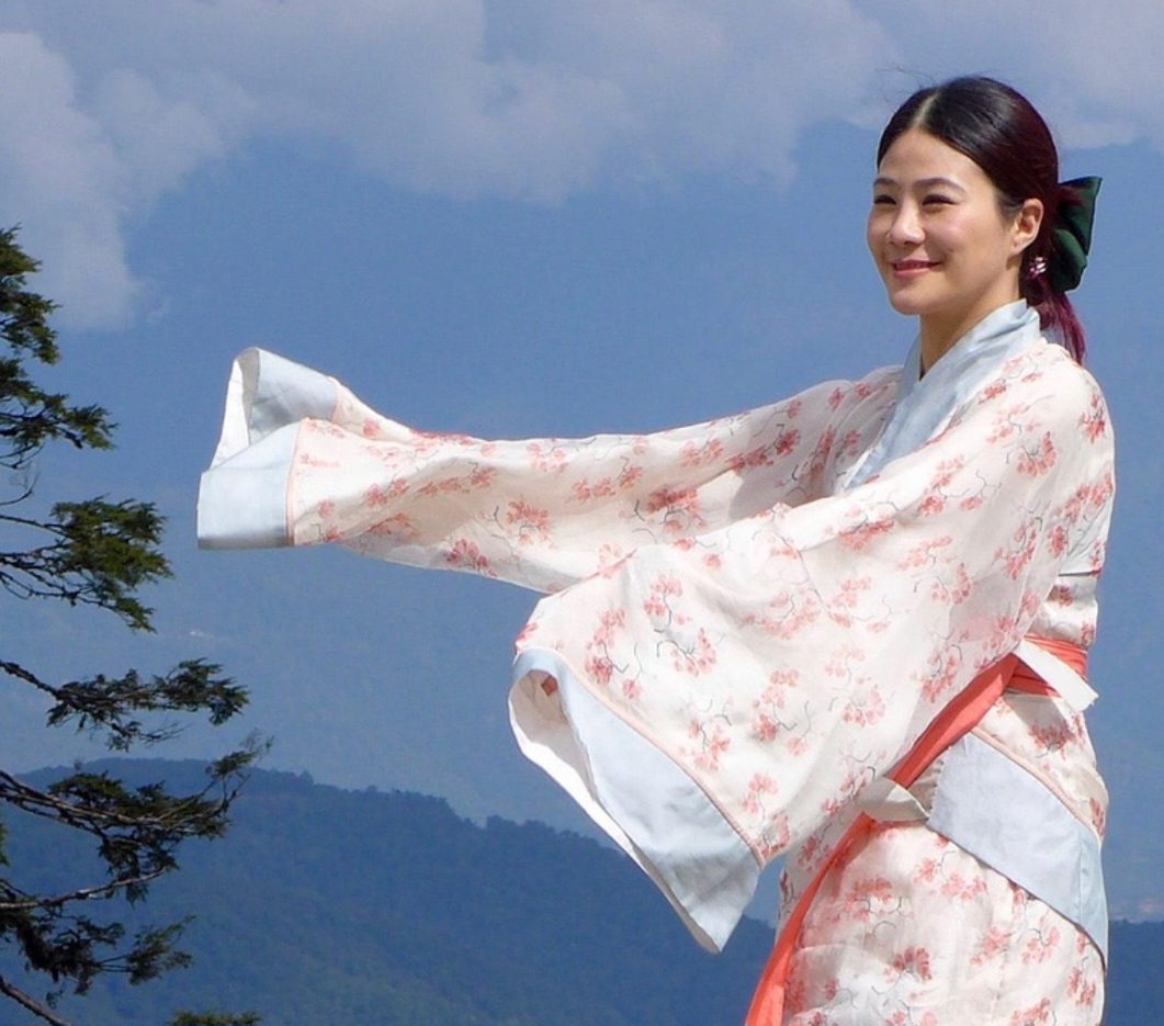 <p>No Brasil, imigrantes japoneses trouxeram quimonos cuidadosamente preservados. Esses trajes guardam lembranças de família e raízes culturais, tornando-se herança viva para as novas gerações.</p>
<p>&nbsp;</p>
