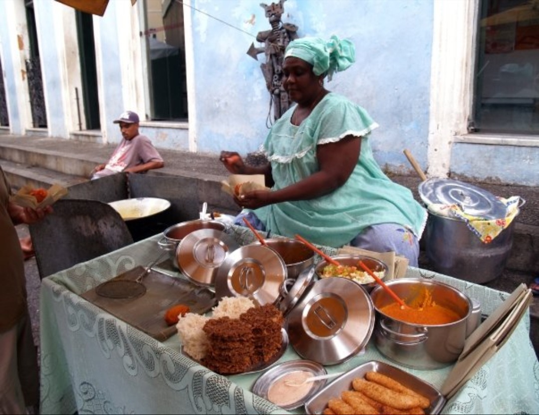 <p>As baianas seguiram vendendo acarajé e obtendo fonte de renda vital. Além disso, com o símbolo de preservação cultural, a tradição atravessou séculos e se manteve viva.</p>

