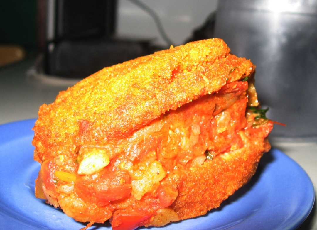 <p>Apesar das tentativas de apagamento, as baianas mantêm viva sua prática ancestral. O acarajé é resistência contra o esquecimento e afirmação da identidade afro-brasileira. Cada bolinho, portanto, conta quem é o Brasil.</p>
