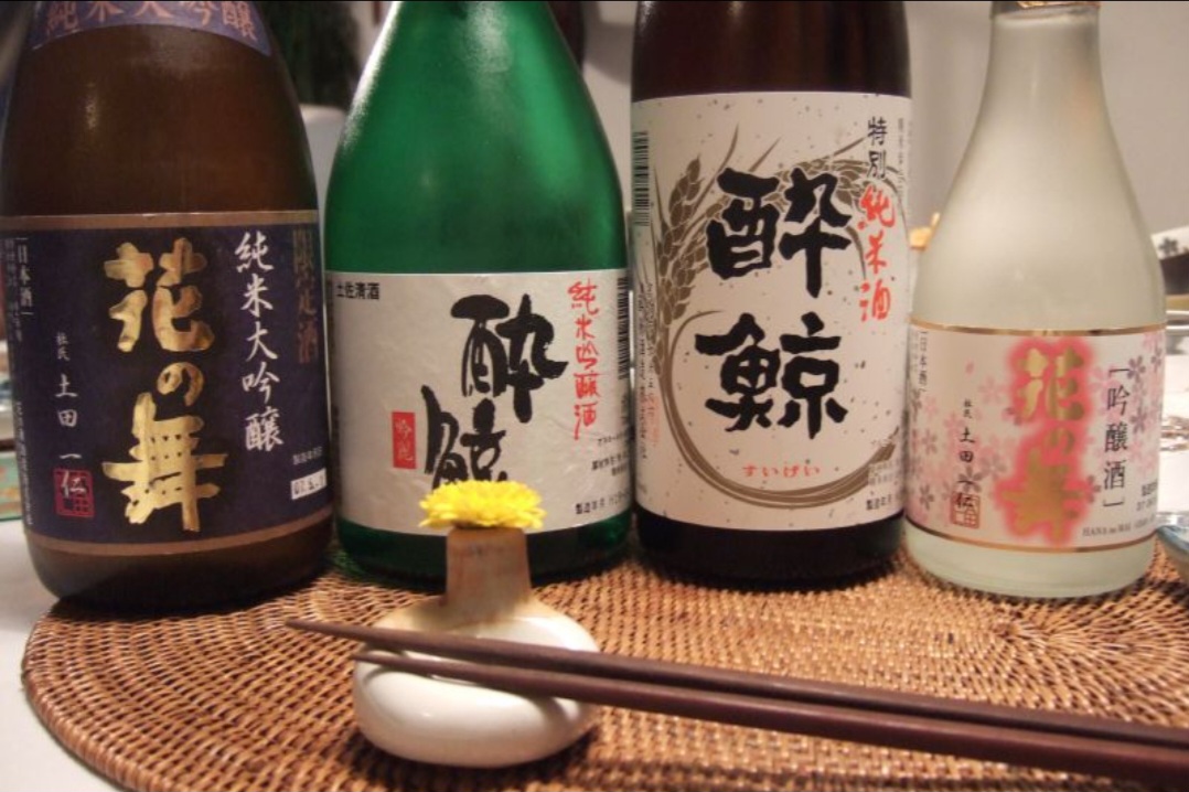 <p>Japão — Saquê<br />
Feito a partir da fermentação do arroz, o saquê tem forte ligação com a cultura japonesa. A bebida aparece em rituais religiosos, festividades e também acompanha diversas refeições da culinária local.</p>
