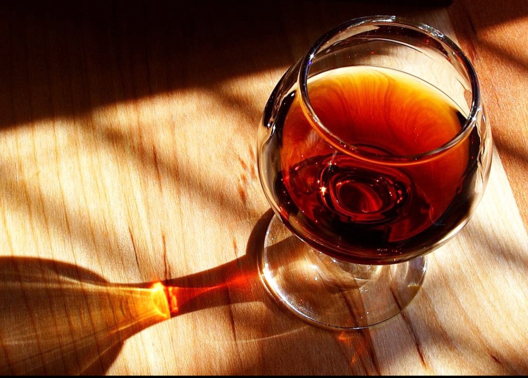 <p>Portugal — Vinho do Porto<br />
Originário da região do Douro, o vinho do Porto é um vinho fortificado de sabor intenso. Tradicionalmente consumido como digestivo, tornou-se um dos produtos portugueses mais conhecidos no exterior.</p>
