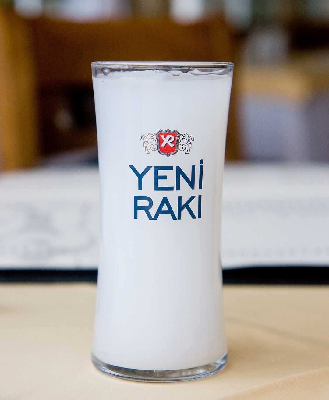 <p>Turquia — Raki<br />
Conhecido pelo sabor de anis, o raki é considerado a bebida nacional da Turquia. Costuma ser servido com água e acompanha pratos tradicionais, especialmente em refeições compartilhadas.</p>
