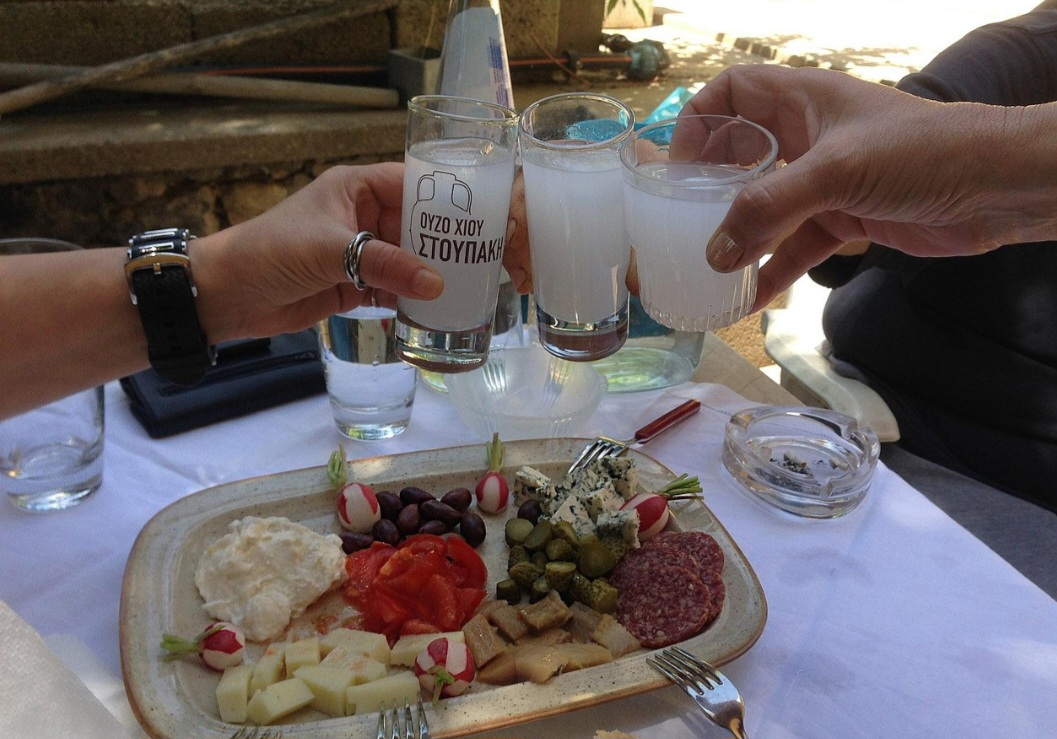 <p>Grécia — Ouzo<br />
Destilado aromatizado com anis, o ouzo é uma das bebidas mais tradicionais da Grécia. Geralmente servido com água ou gelo, acompanha pratos típicos e está muito ligado aos encontros sociais no país.</p>
