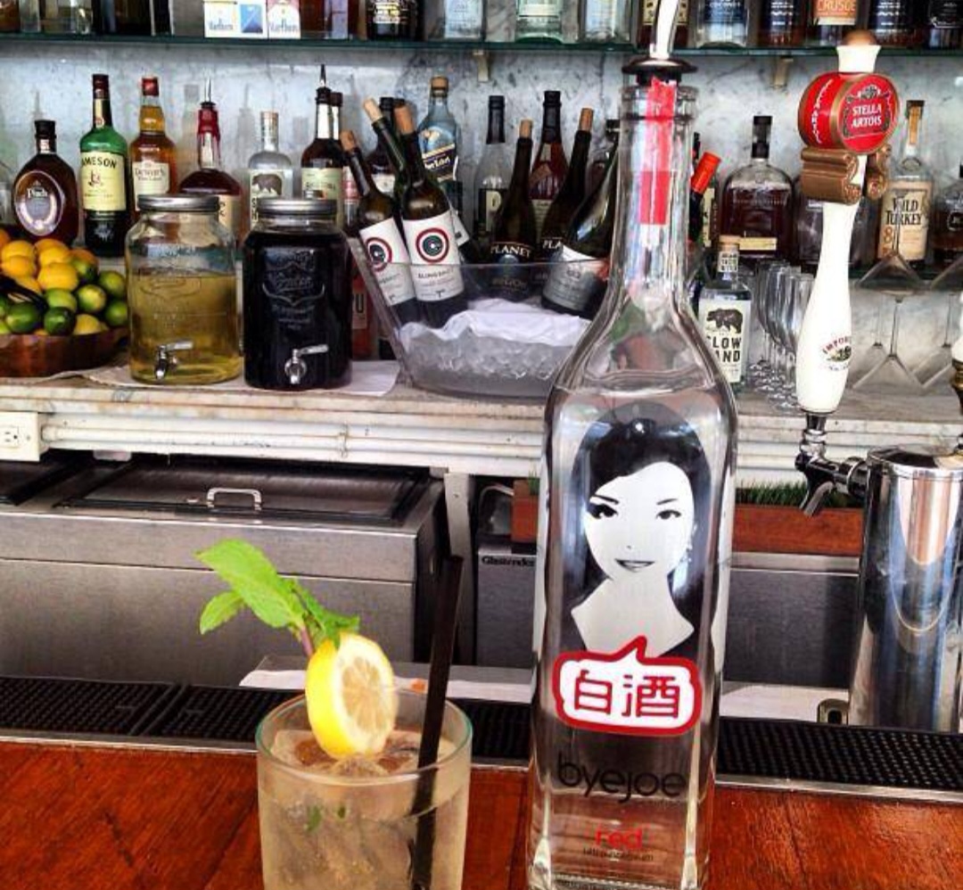 <p>China — Baijiu<br />
Considerado a bebida alcoólica mais consumida do mundo, o baijiu é um destilado forte feito de grãos. Na China, ele é presença comum em banquetes, celebrações e ocasiões formais.</p>
