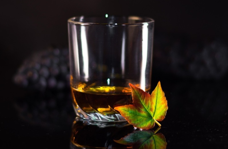 <p>Irlanda — Irish whiskey<br />
O whiskey irlandês é conhecido pelo sabor suave e pelo processo tradicional de destilação. A bebida faz parte da história do país e é um dos produtos mais associados à cultura irlandesa.</p>
