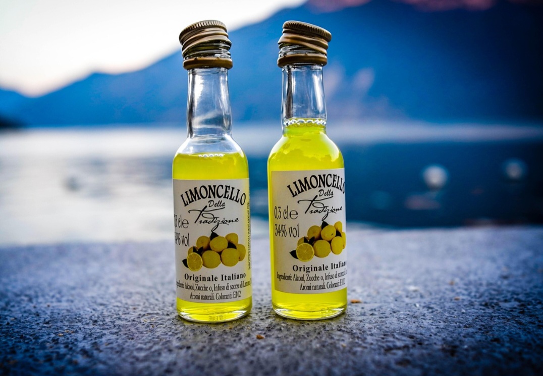 <p>Itália — Limoncello<br />
Licor feito a partir da casca do limão, muito tradicional no sul da Itália. Geralmente servido bem gelado após as refeições, tornou-se um símbolo da hospitalidade italiana.</p>
