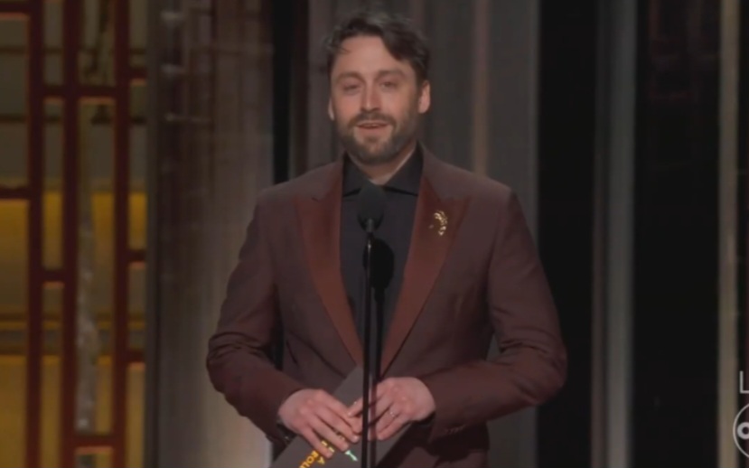 <p>Kieran Culkin foi o apresentador porque havia vencido a mesma categoria no ano anterior. Ele ganhou o prêmio de Melhor Ator Coadjuvante por sua atuação no filme A Real Pain.</p>
